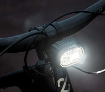 Avinox presenta su primera luz inteligente para bicicletas