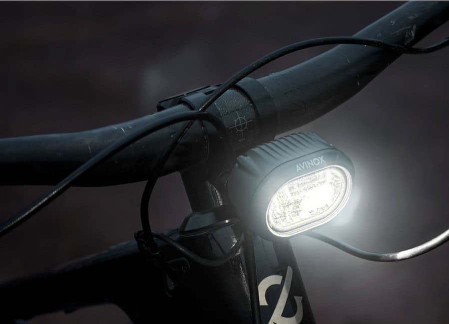Avinox presenta su primera luz inteligente para bicicletas