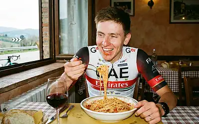 Qué come Tadej Pogacar en una etapa del Tour