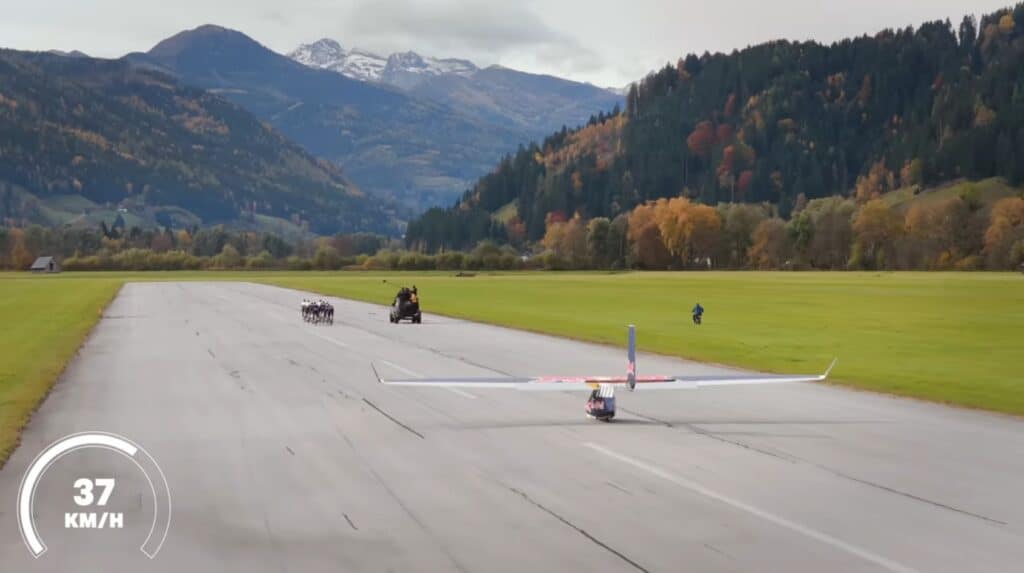 Vuelos en paramotor frente a un paisaje montañoso, ideal para deportes aéreos.