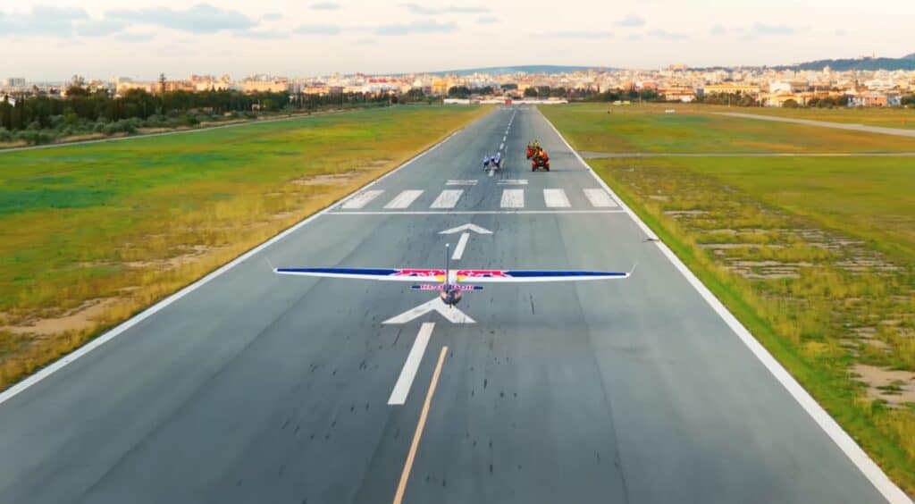 Los Red Bull Bora van como aviones y hacen volar uno