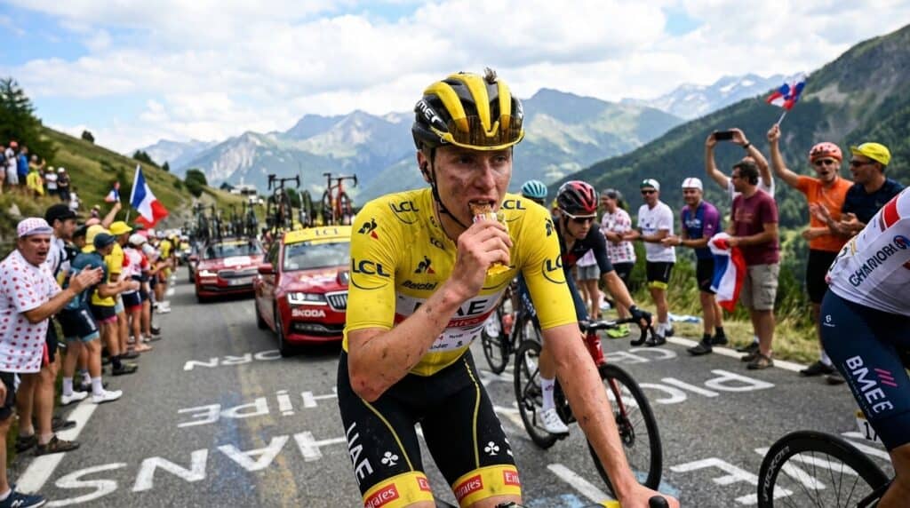 Que come Tadej Pogacar en una etapa del Tour
