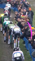 Aficionados Hater atacan a Van der Poel