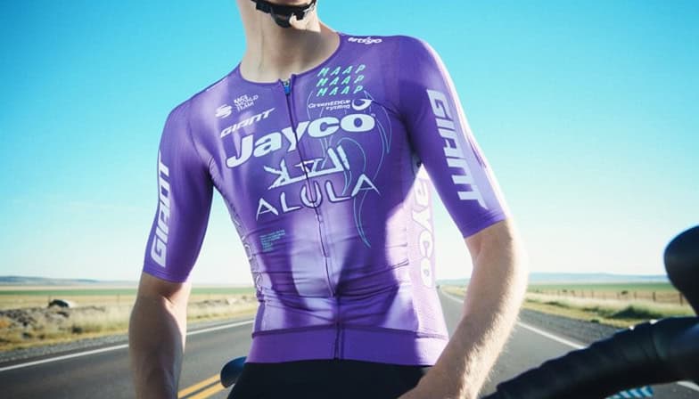 Jayco AlUla anuncia su nueva equipación MAAP