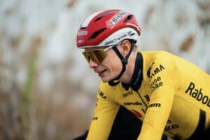 Vingegaard se cae entrenando en Málaga