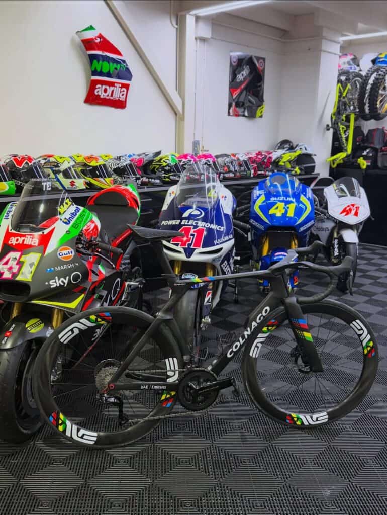 Tadej Pogačar regala una bicicleta a Aleix Espargaró