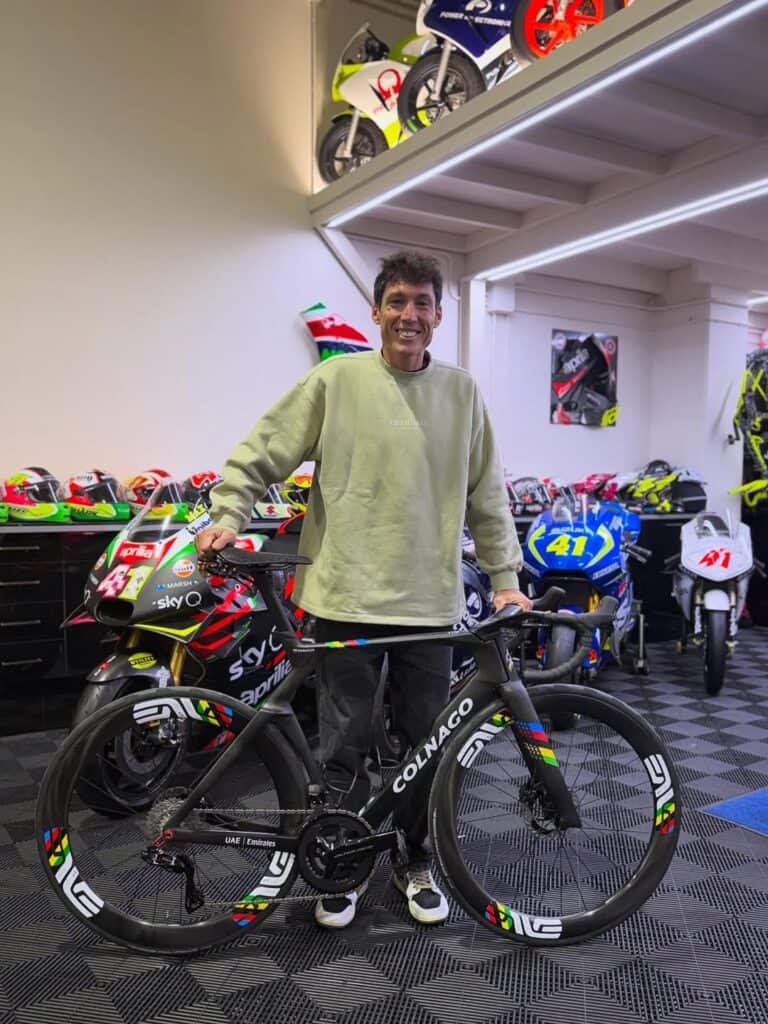 Tadej Pogačar regala una bicicleta a Aleix Espargaró