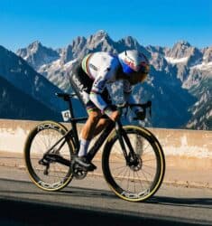 Remco Evenepoel a 50,495 km/h con una bici normal en una crono