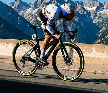 Remco Evenepoel a 50,495 km/h con una bici normal en una crono