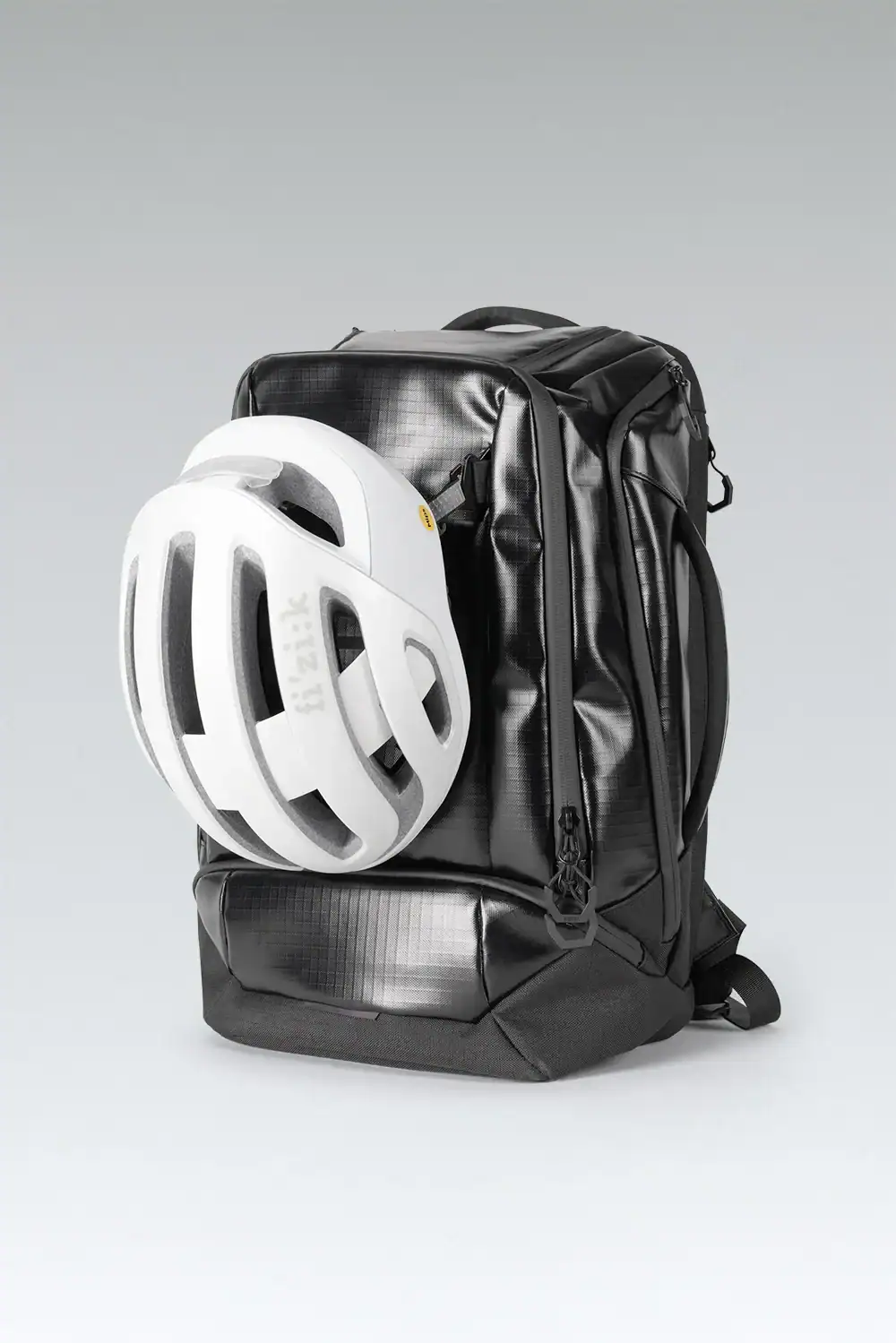 Interior del compartimento principal de la mochila Gobik Stow 35L con bolsillos organizadores