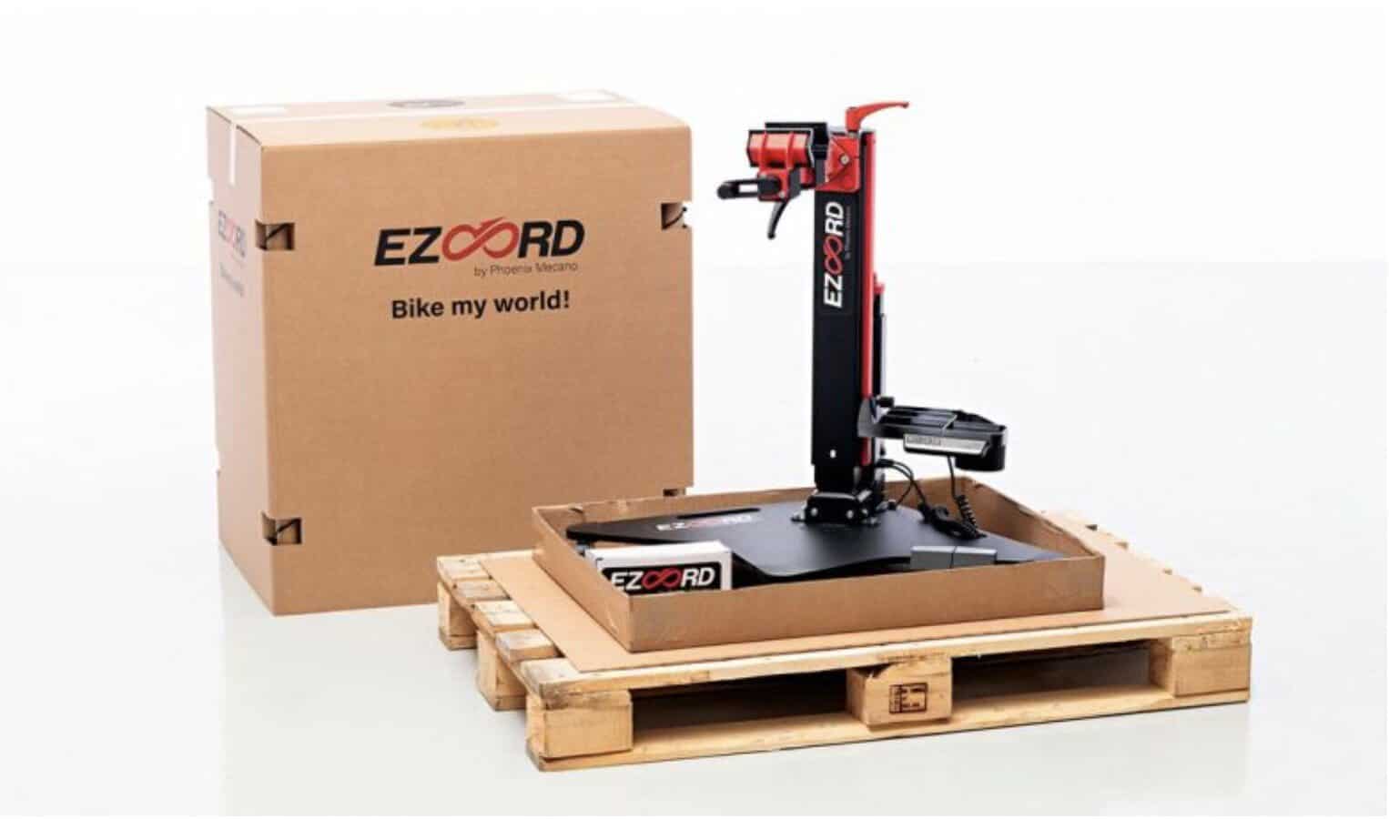 Ezoord Standard en uso en taller de bicicletas eléctricas, mostrando la pinza giratoria y elevación eléctrica