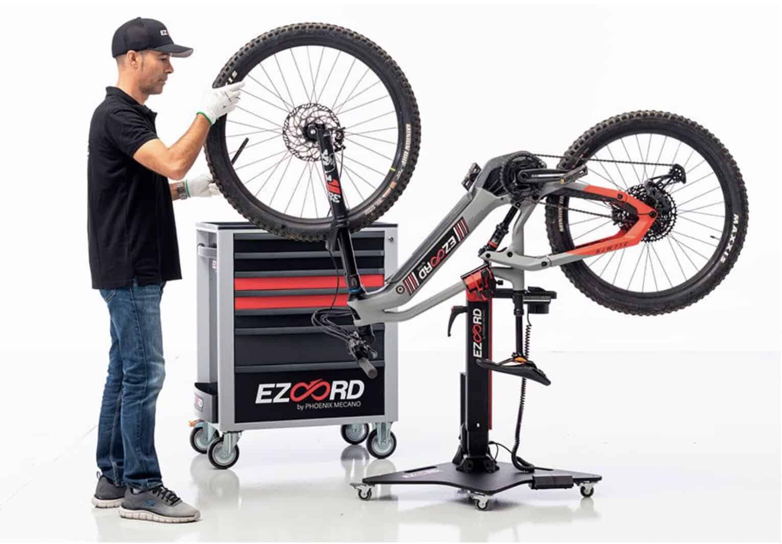 Base con ruedas del Ezoord Standard permite mover la bicicleta elevada por el taller