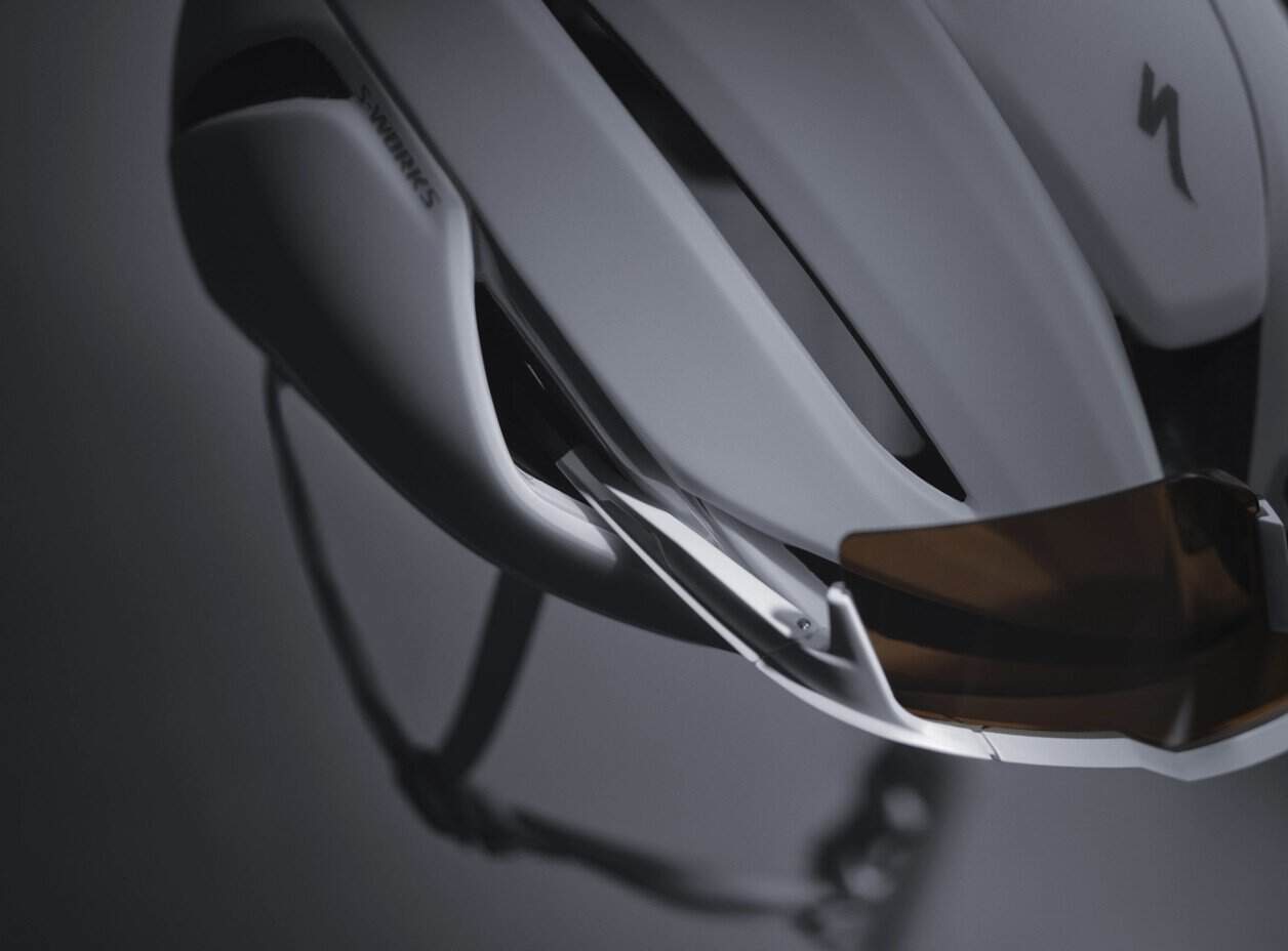 Specialized S-Works Evade 4 en acabado Blanco/Rojo — detalle de ventilaciones frontales y MouthPort