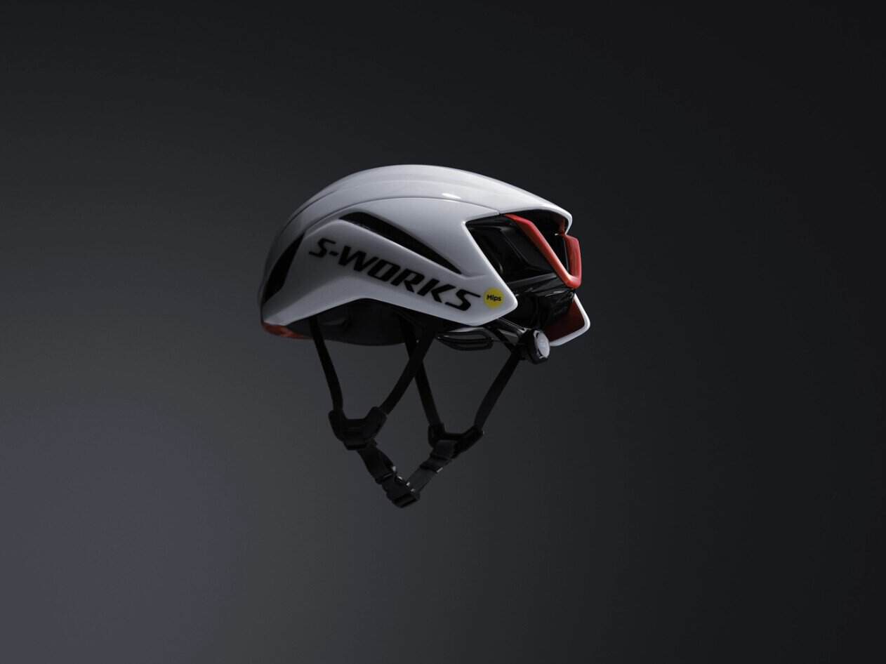 Corredor con el Specialized S-Works Evade 4 en posición aerodinámica sobre bicicleta de carretera