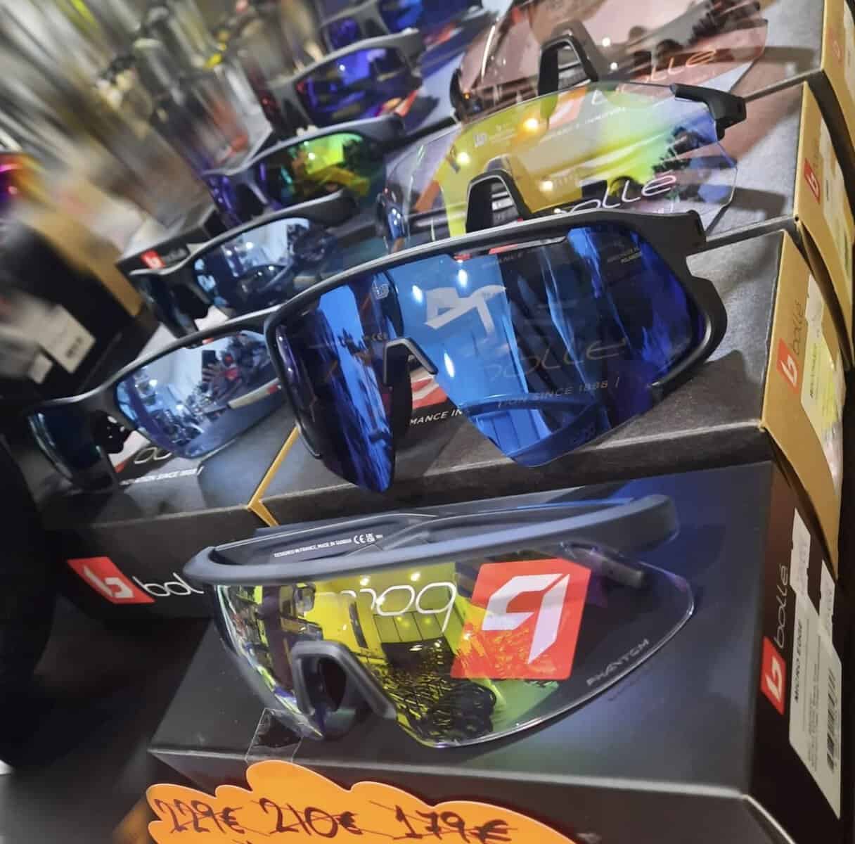 Exposición de bicicletas y accesorios en Garri Bikes Basauri