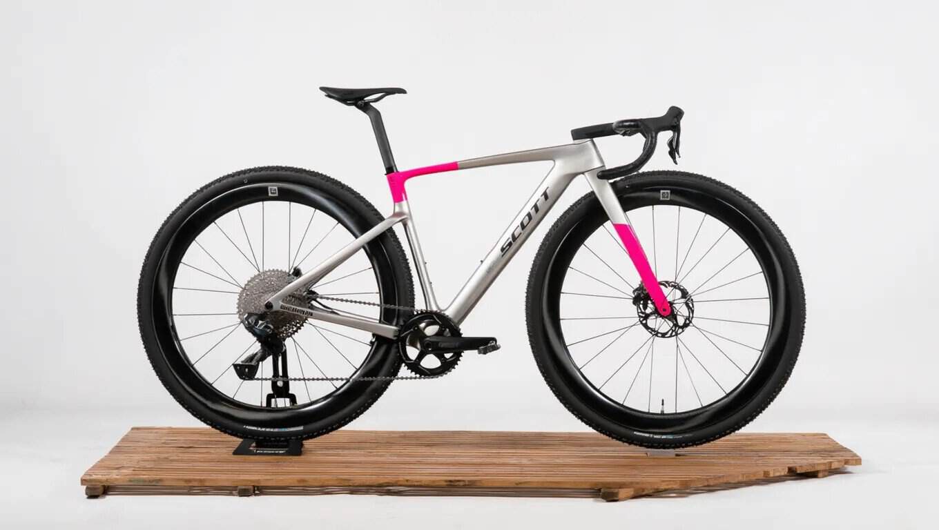SCOTT RC Gravel 32 — detalle rueda de 32 pulgadas con neumático Schwalbe RX 50mm