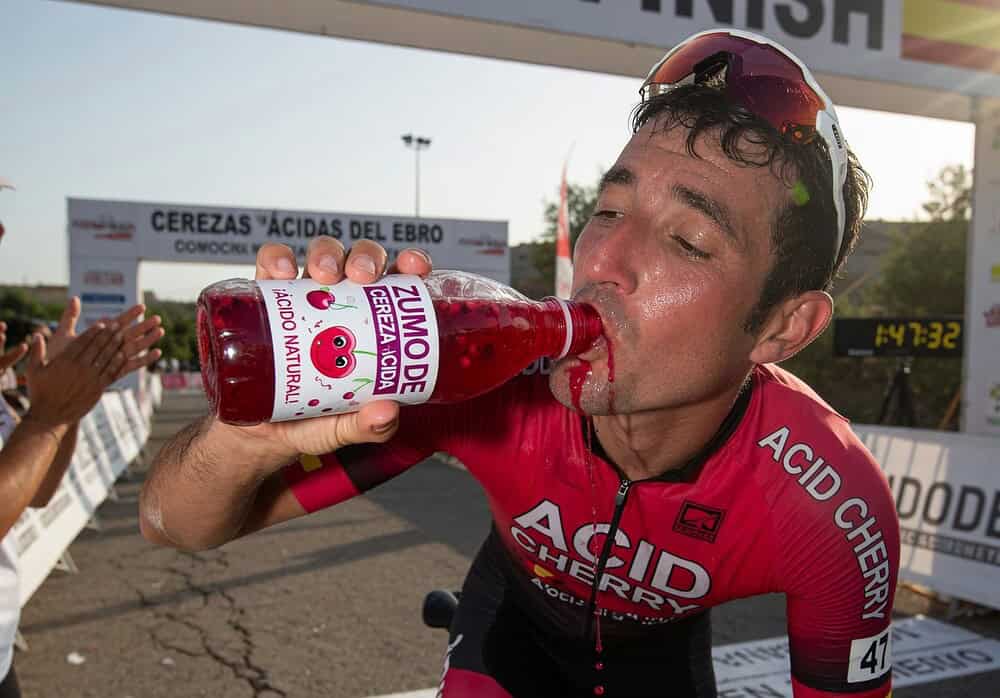 zumo cereza ácida ciclistas