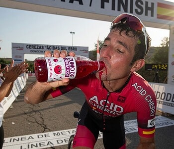 zumo cereza ácida ciclistas