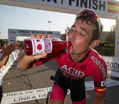 zumo cereza ácida ciclistas
