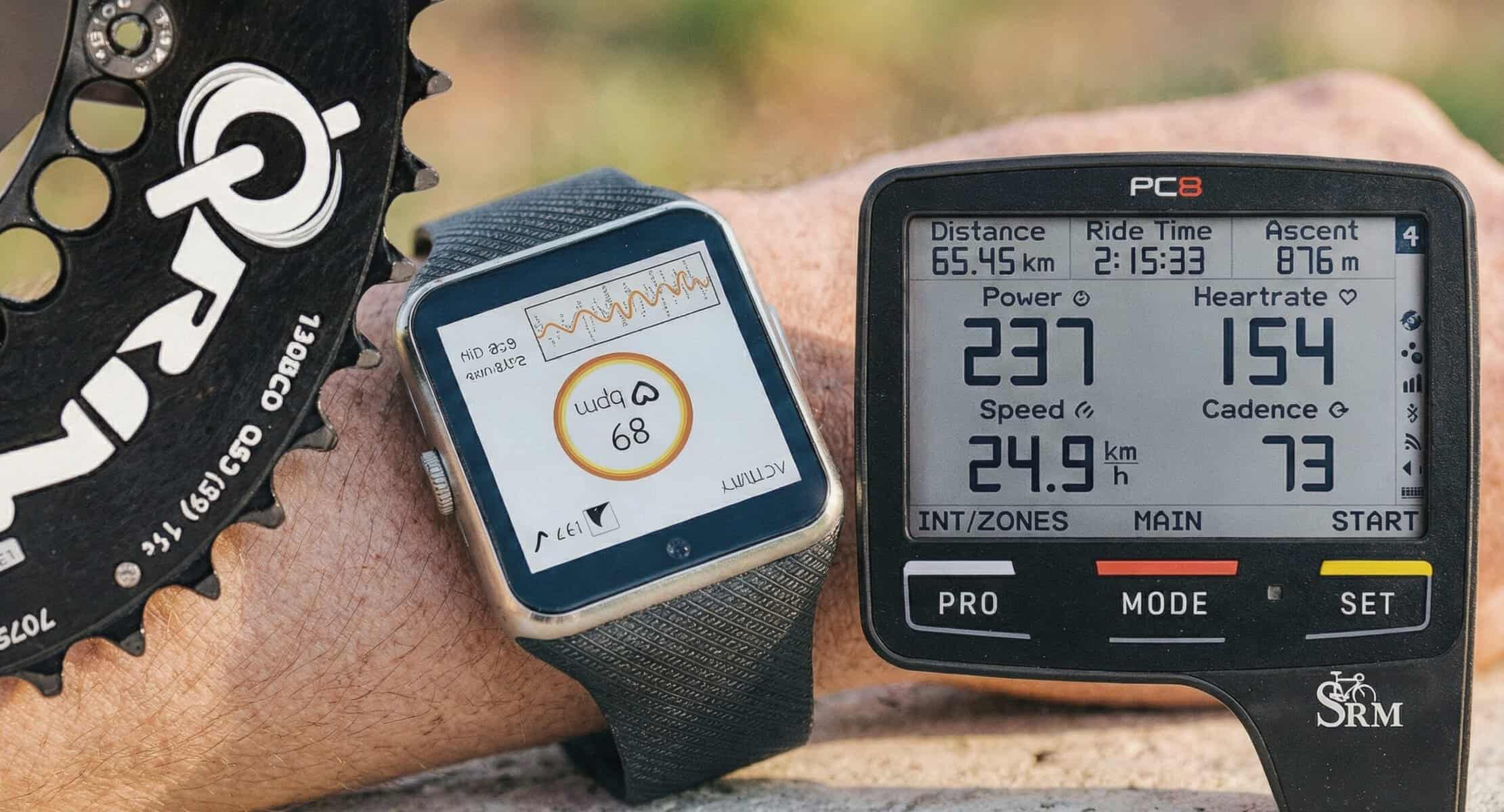 Ciclista entrenando con pulsómetro y potenciómetro a la vez en carretera