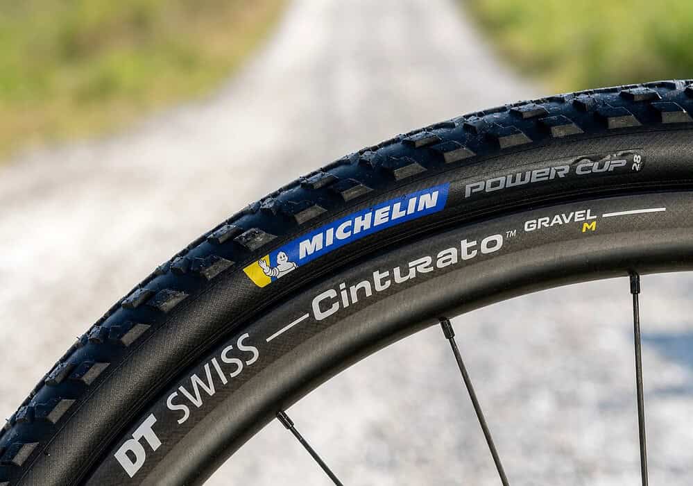 Tubeless o cámara en carretera: cuál es mejor en 2026 y cómo montar tubeless paso a paso