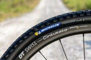 Tubeless o cámara en carretera: cuál es mejor en 2026 y cómo montar tubeless paso a paso