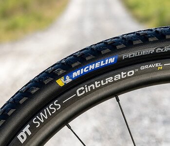 Tubeless o cámara en carretera: cuál es mejor en 2026 y cómo montar tubeless paso a paso
