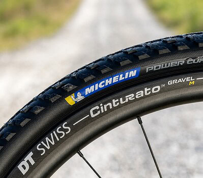 Tubeless o cámara en carretera: cuál es mejor en 2026 y cómo montar tubeless paso a paso