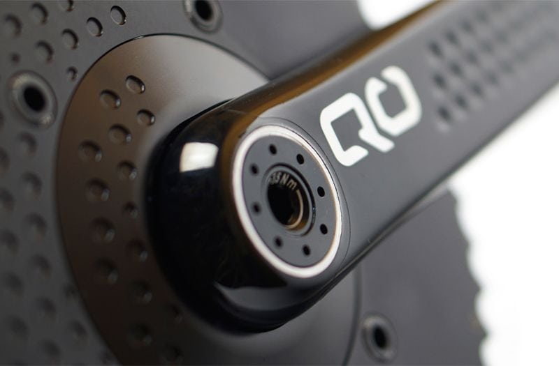 Detalle hoyuelos aerodinámicos bielas QO Race Aero carbono