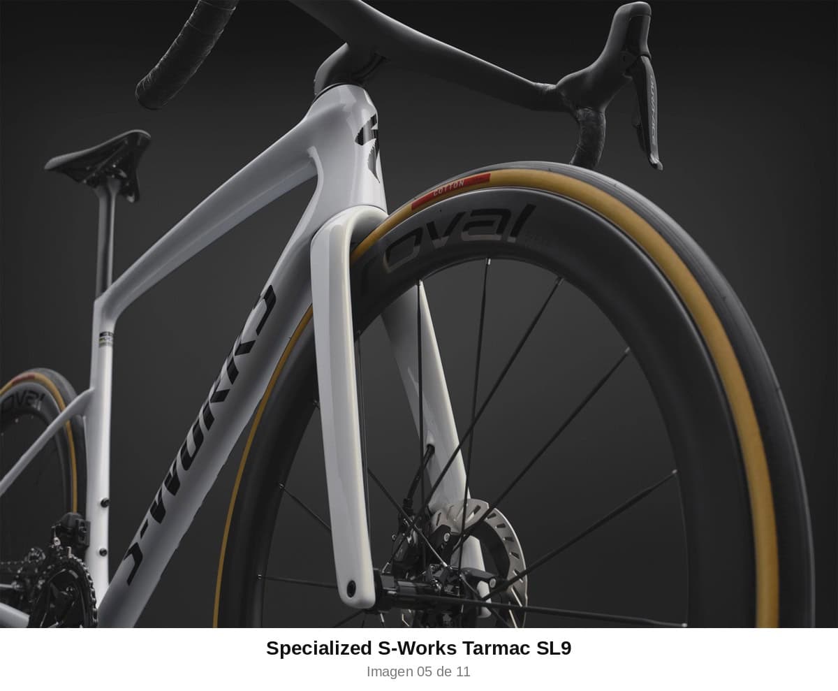 Detalle de la horquilla Flow Fork y la rueda Roval Rapide CLX III de la Specialized S-Works Tarmac SL9