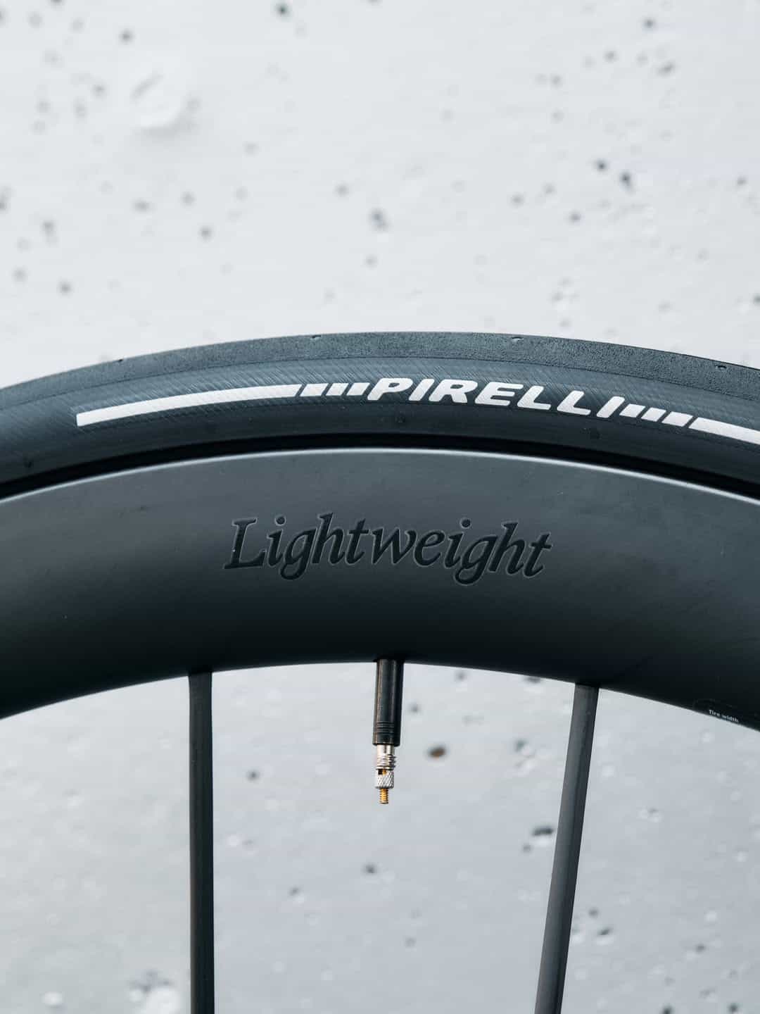 Detalle cockpit Darimo Nexum y acabado raw Colnago V5Rs ultraligero