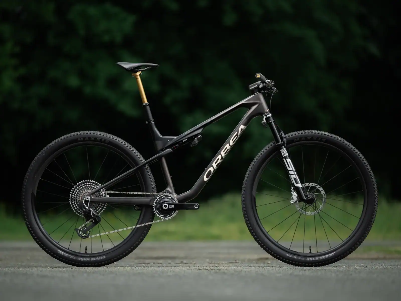 Orbea Oiz OMX 2027 — detalle del cuadro de carbono de competición, menos de 1.500 g