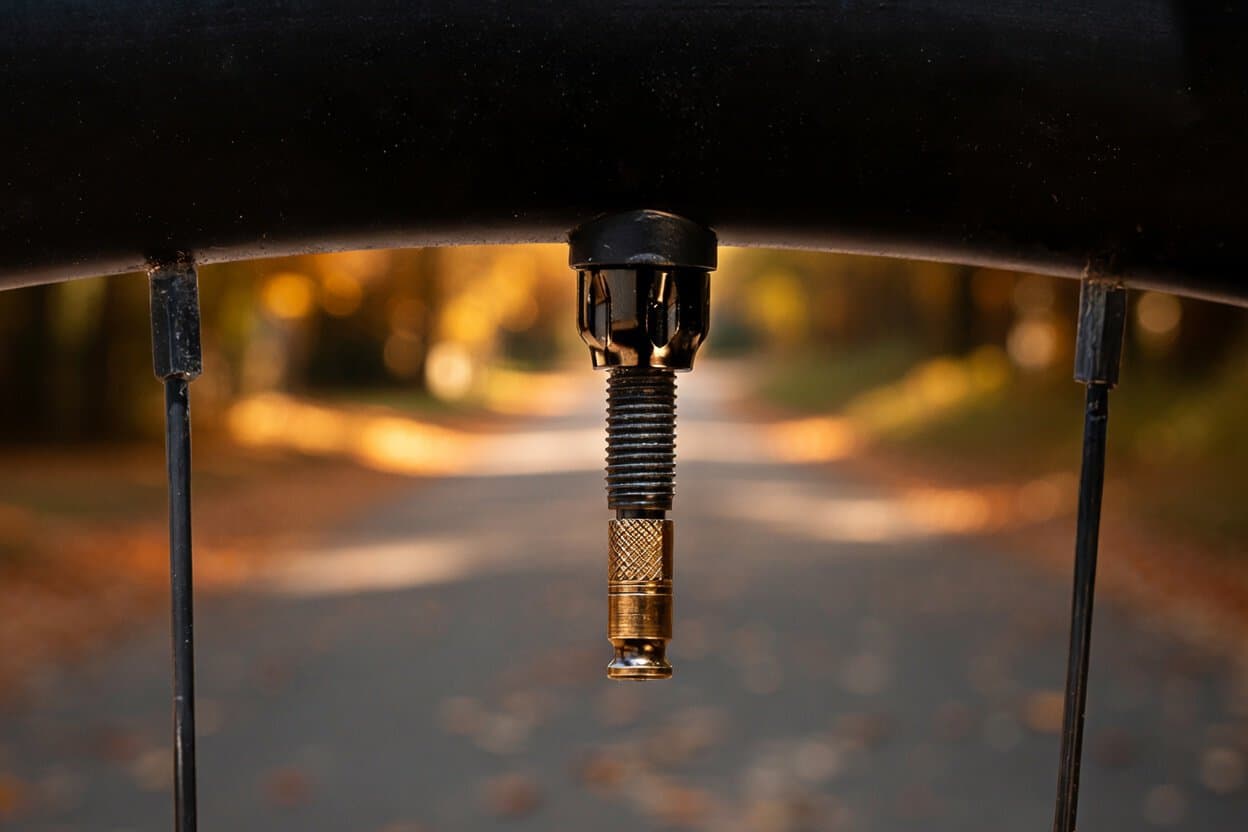 Válvula Schwalbe Clik instalada en una rueda tubeless de MTB — conexión con bomba