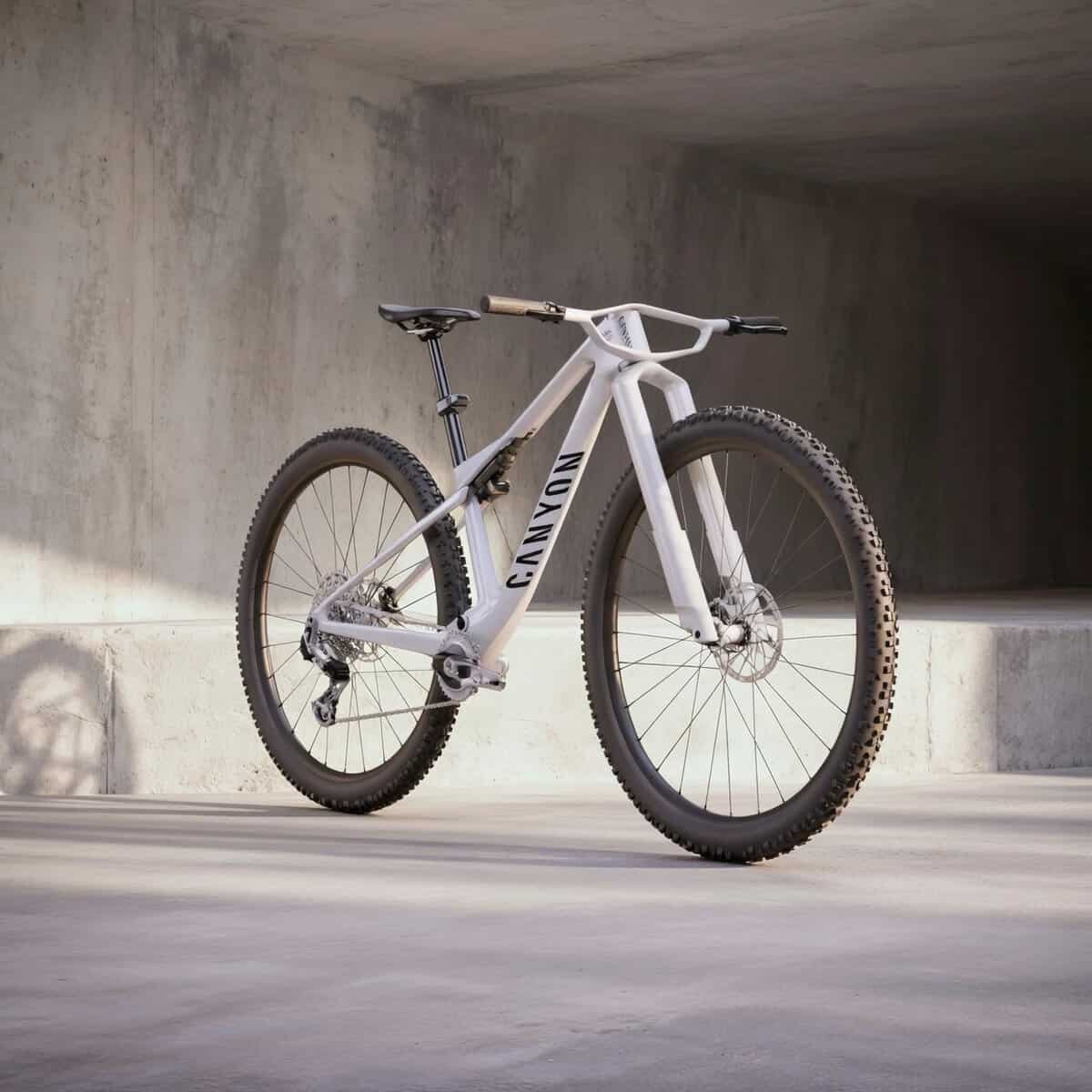 Manillar biplano de la Canyon Lux Era, con doble posición de manos para mejorar la aerodinámica