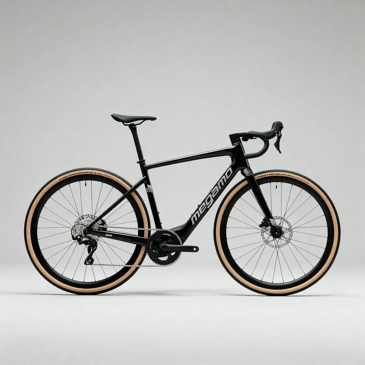 Ciclista con la Megamo Upon en carretera con motor Avinox