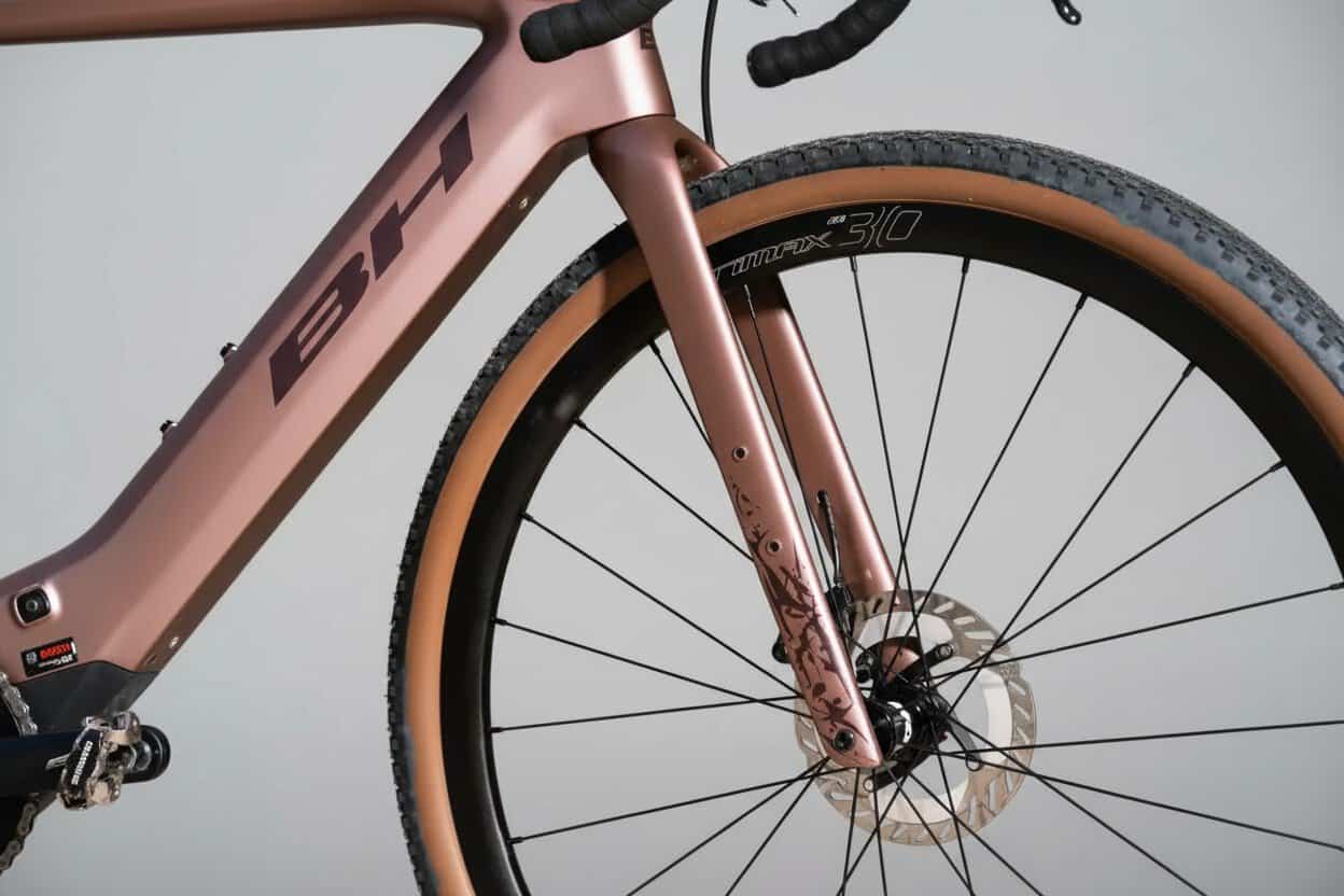 Detalle del cuadro de carbono HCIM y la horquilla Air Bow Gravel Fork de la BH iGravelX NX