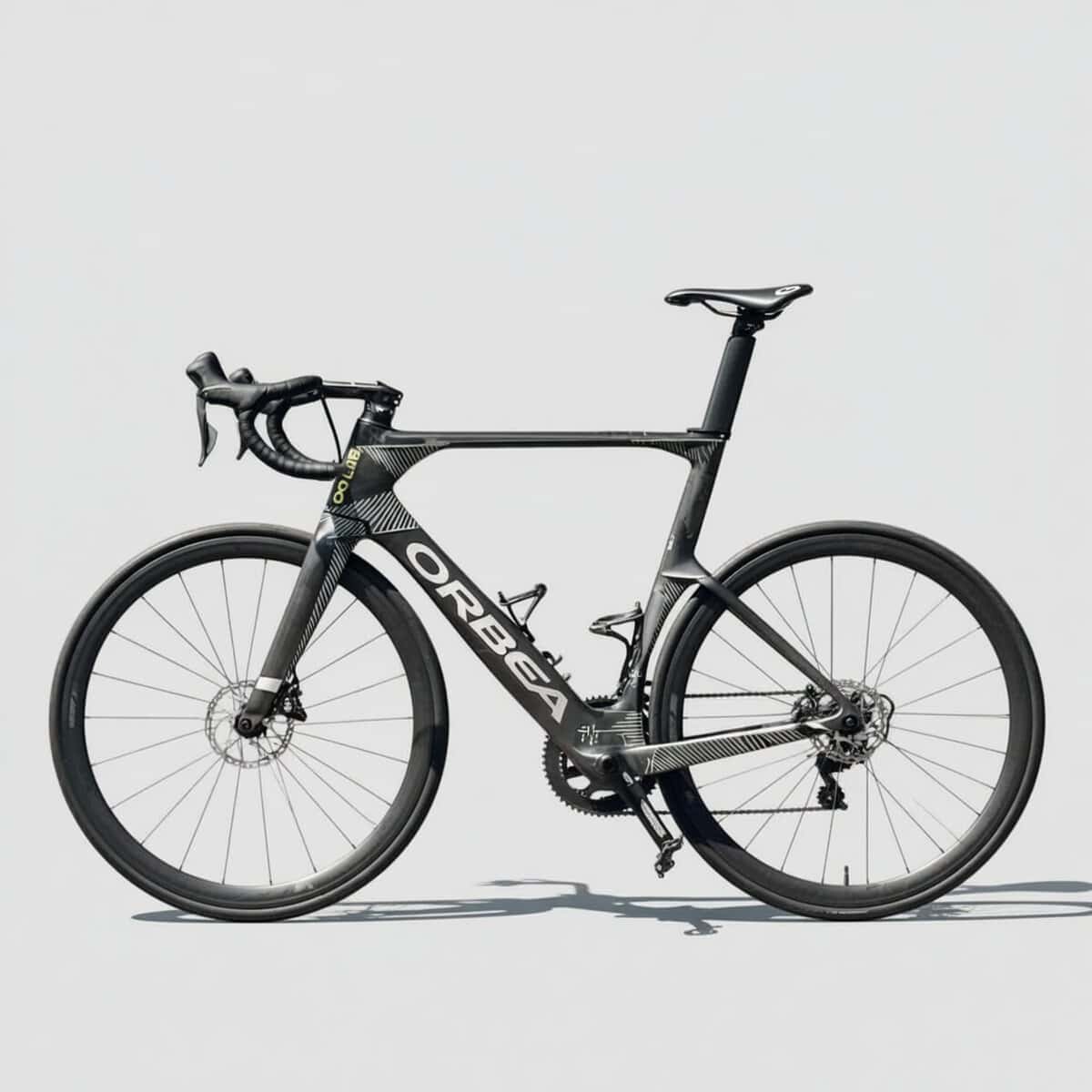 Detalle del prototipo nueva Orbea Orca Aero 2027: horquilla, tubo dirección y zona pedalier con marcas verdes