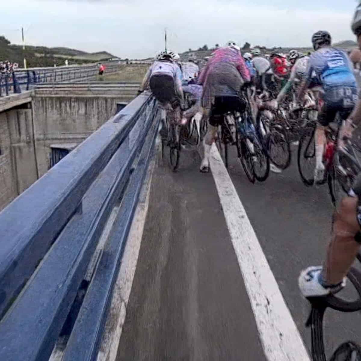 Ciclistas de la Quebrantahuesos 2026 rodando en grupo por los puertos del Pirineo aragonés