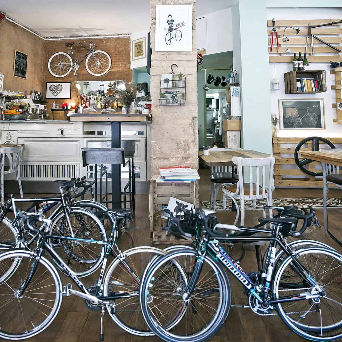 Bicioci Bike Café Barcelona Gràcia, interior con bicicletas vintage y café de especialidad