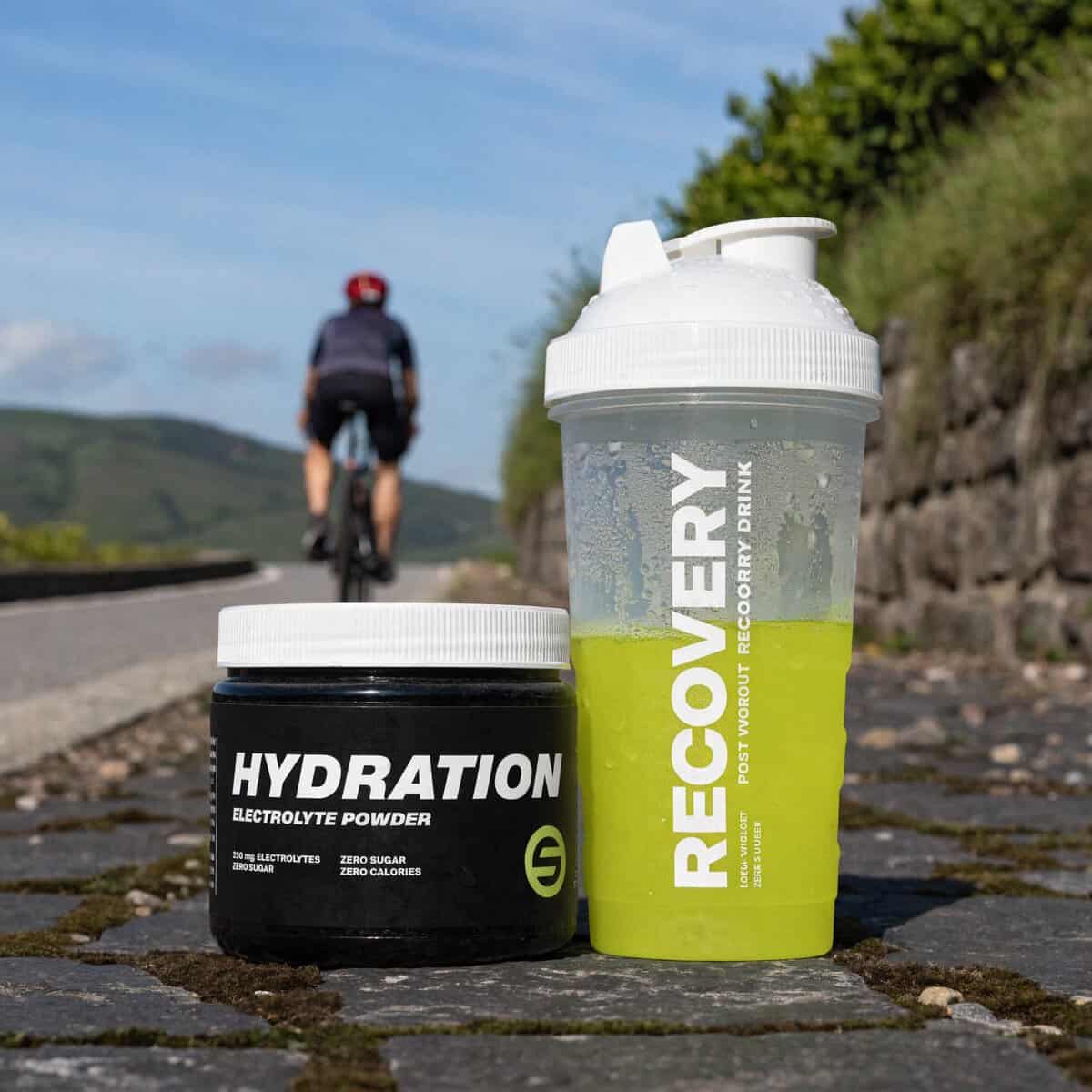 Ciclista preparando suplementación nutricional para una ruta larga — geles y bebida isotónica