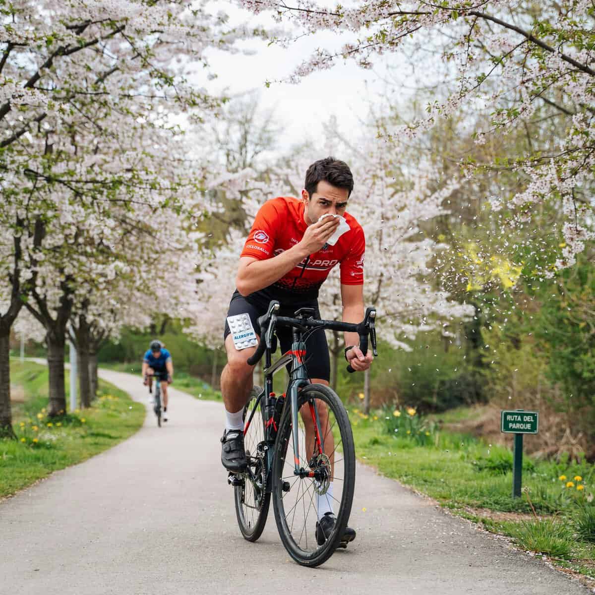 Ciclista con síntomas de alergia al polen durante una salida en bicicleta