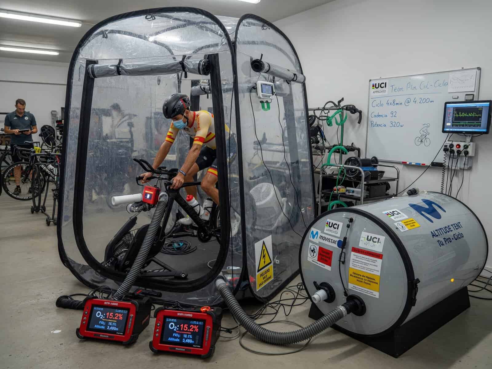Protocolo Live High Train Low — ciclista usando cámara hipóxica para dormir en altitud simulada