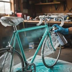 Cómo pintar una bicicleta con un spray