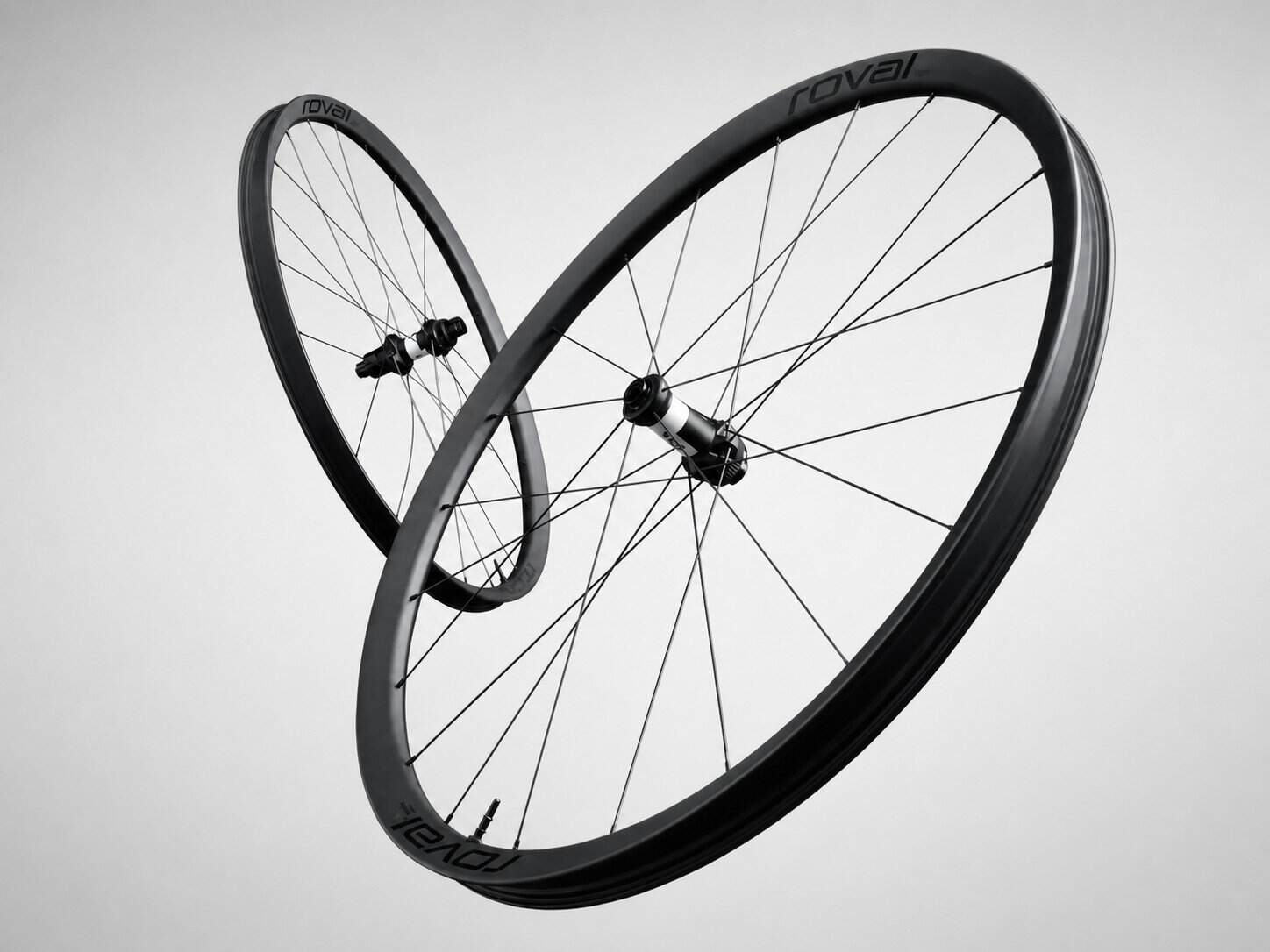 Ciclista gravel rodando con ruedas Roval Terra carbono en pista de grava
