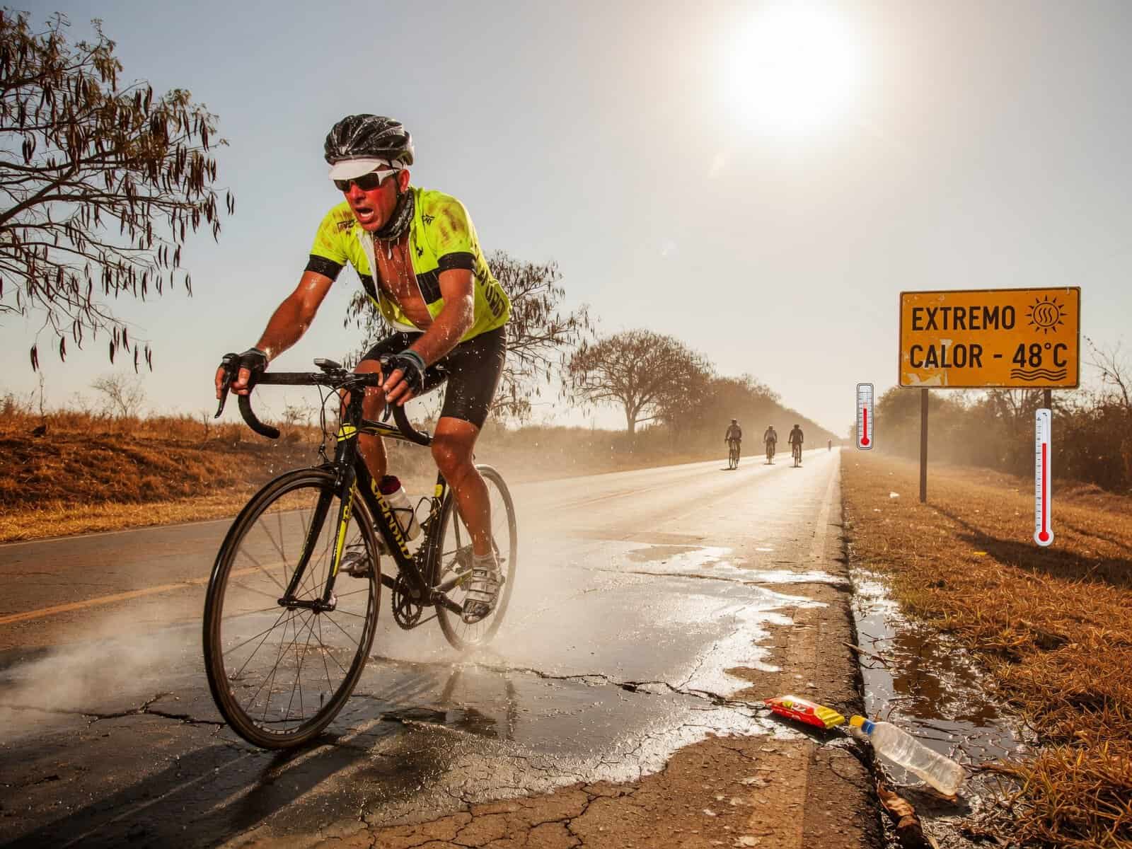 Ciclista pedaleando bajo el sol en plena ola de calor en verano