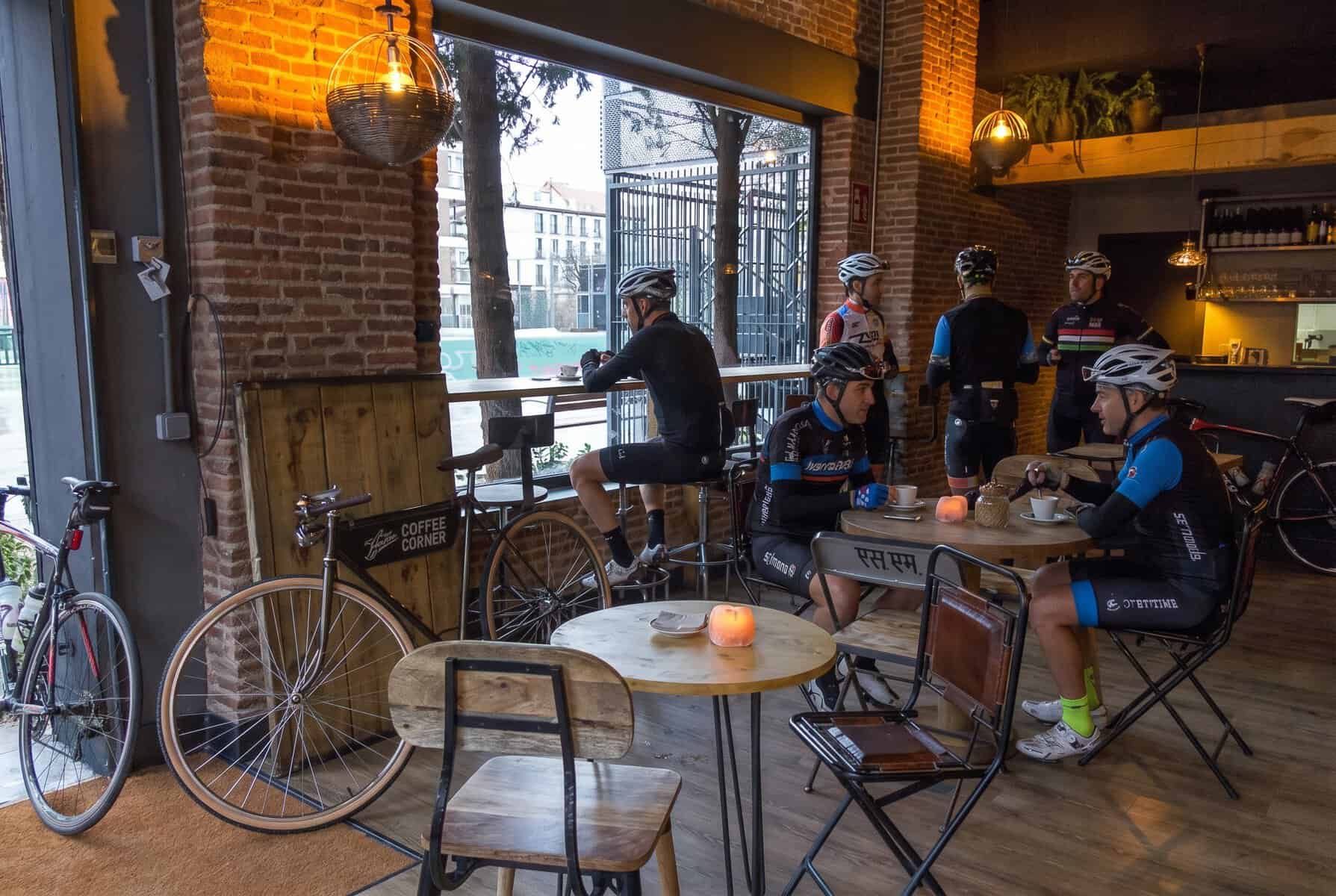 La Bicicleta Café Madrid, interior con bicicletas y ambiente ciclista en Malasaña