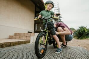Ajustar una bicicleta de niño