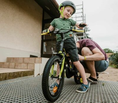 Ajustar una bicicleta de niño