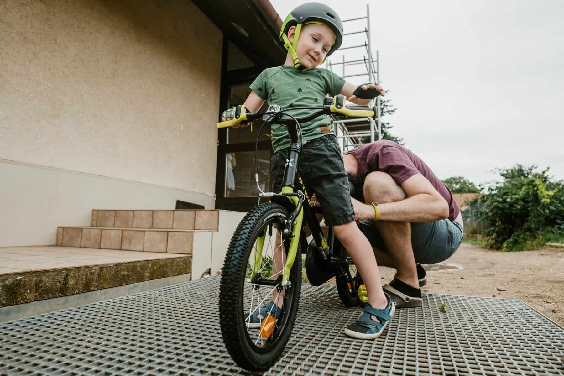 Niño pedaleando con bicicleta bien ajustada al aire libre