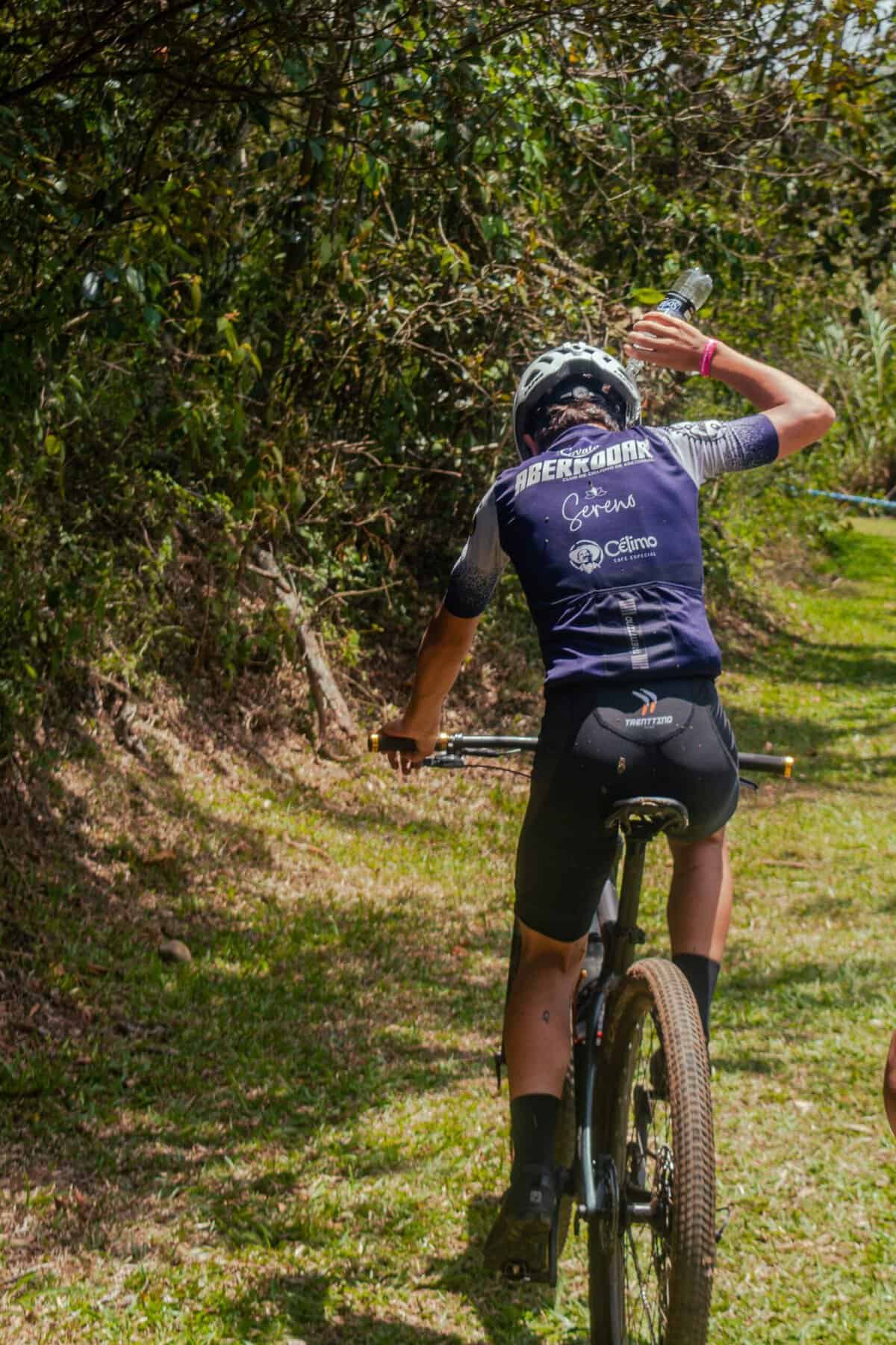 Ciclista MTB pedaleando con calor en verano — cómo montar en bicicleta de montaña con altas temperaturas